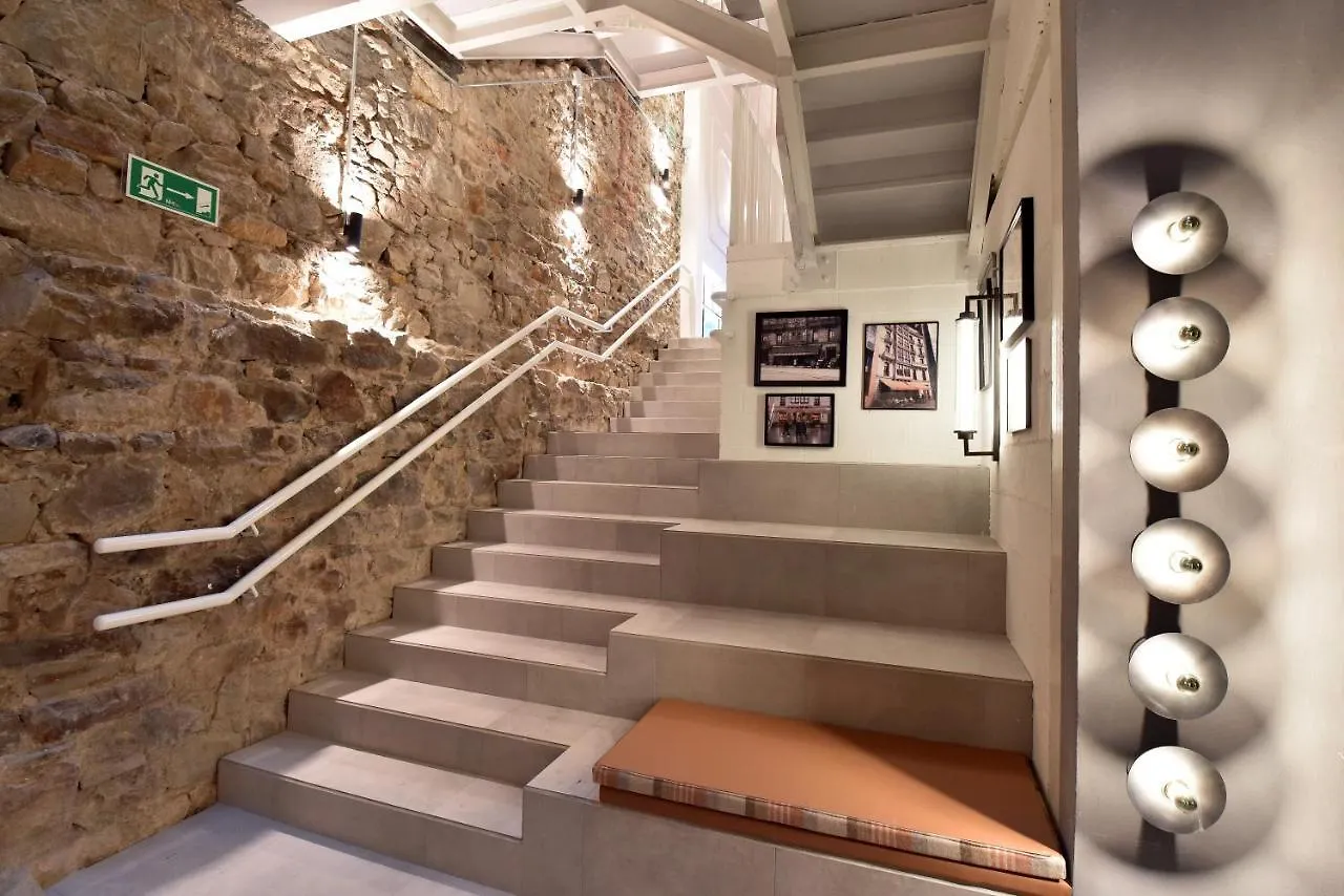 Latroupe La Granja Hostel Bilbao